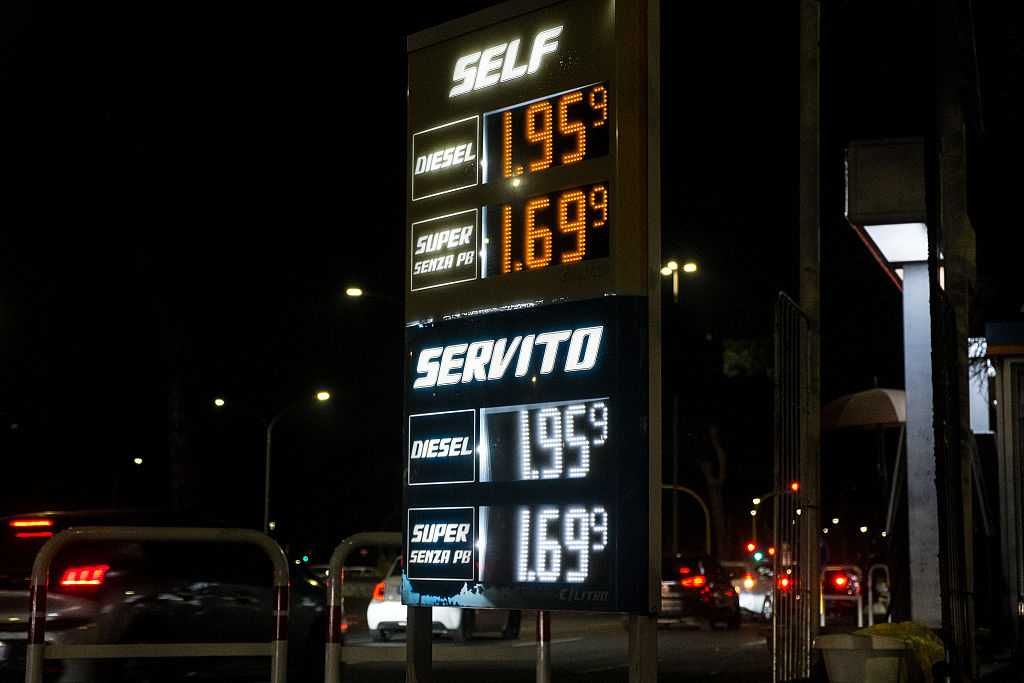 Benzina e diesel verso i 2 euro al litro. La Meloni è pronta a ridurre le accise