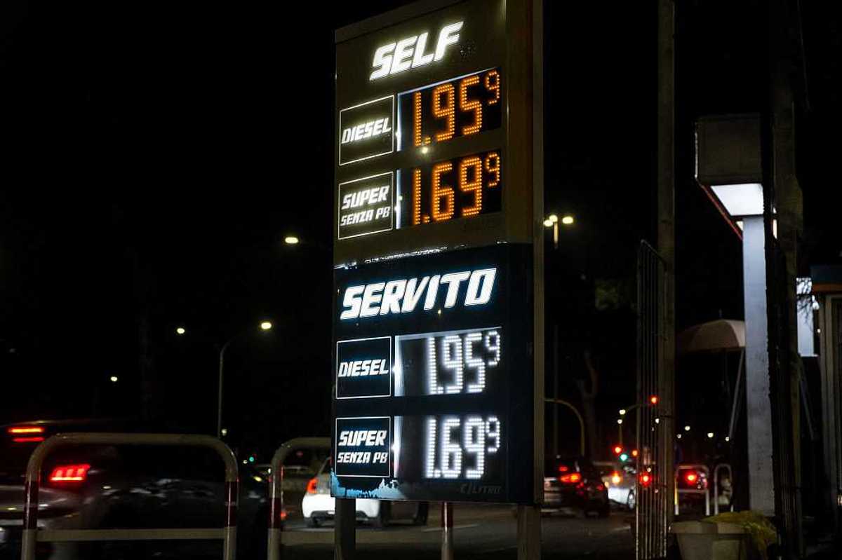 Benzina e diesel verso i 2 euro al litro. La Meloni è pronta a ridurre le accise