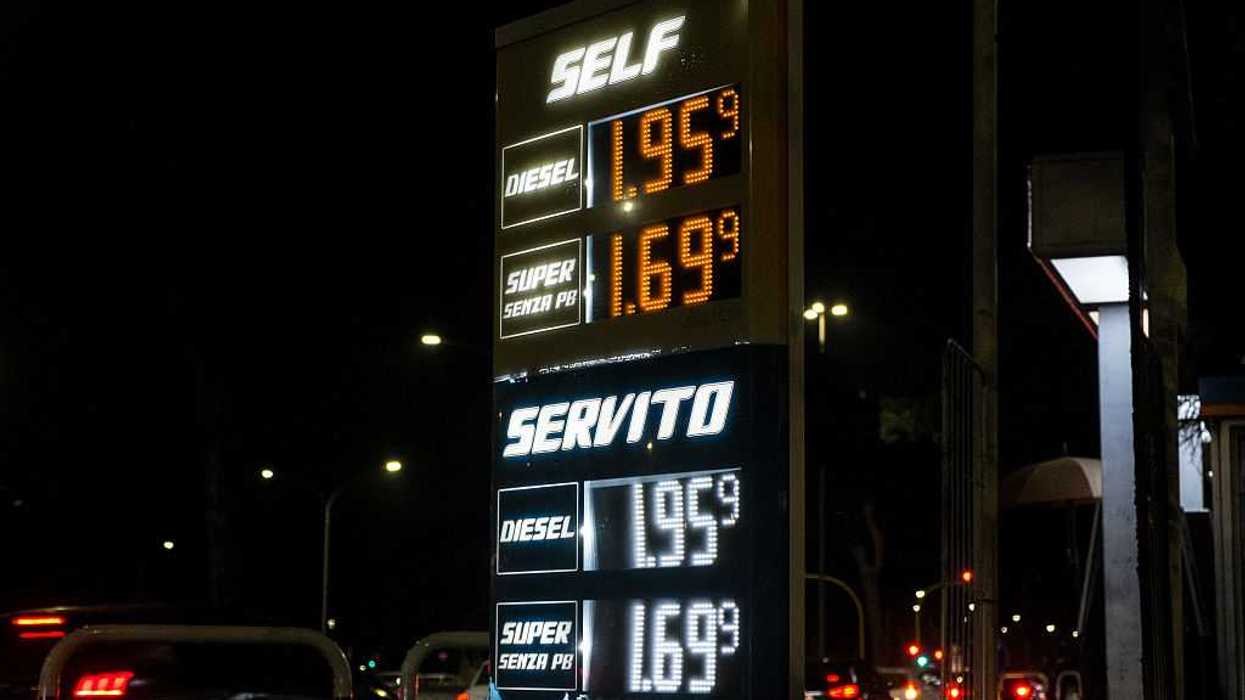 Benzina e diesel verso i 2 euro al litro. La Meloni è pronta a ridurre le accise