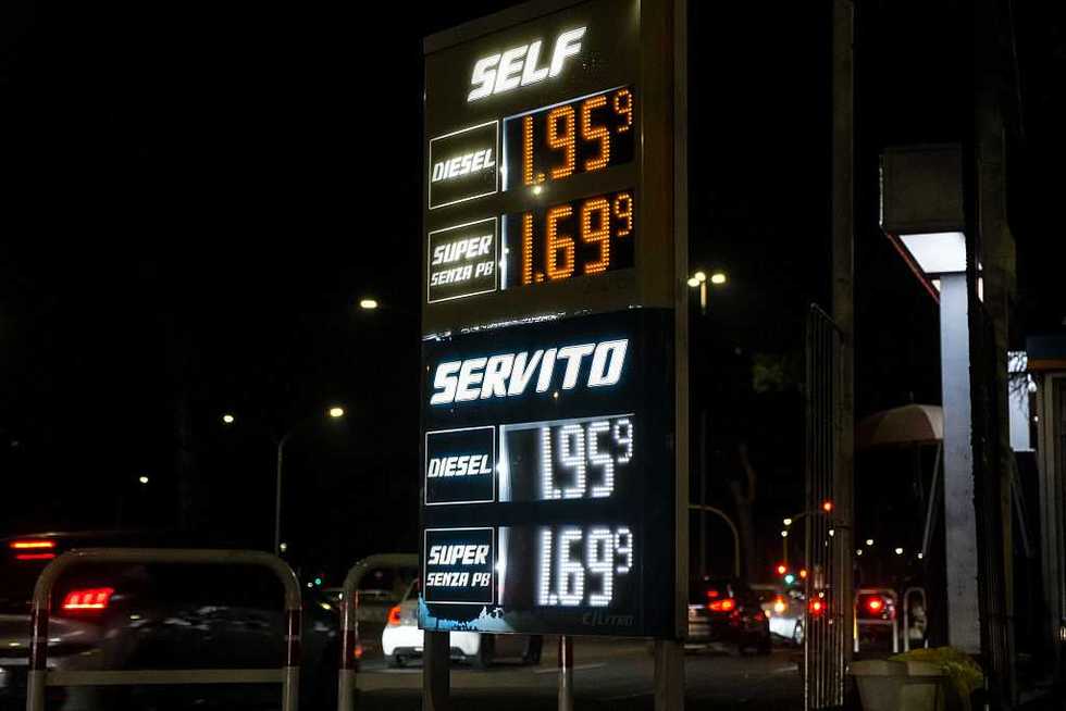 Benzina e diesel verso i 2 euro al litro. La Meloni è pronta a ridurre le accise