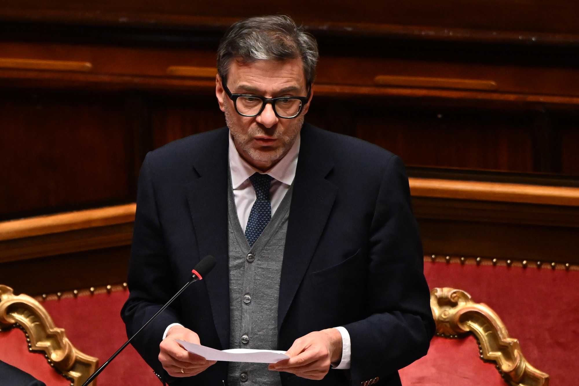 Oggi il «taglia accise» sbarca in cdm. Giorgetti: l’Ue non vede l’emergenza