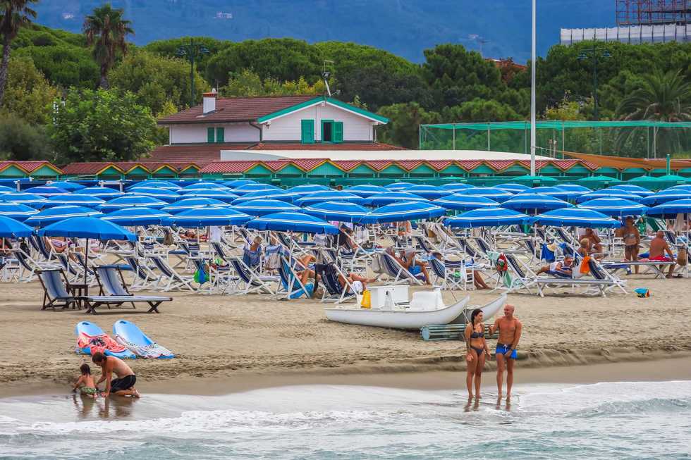 La svolta sui balneari porta affari d’oro alle multinazionali e salassa i turisti