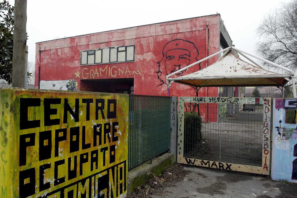 Centri sociali ed ex Br fanno festa. Impedirono 50 sfratti: tutti salvi