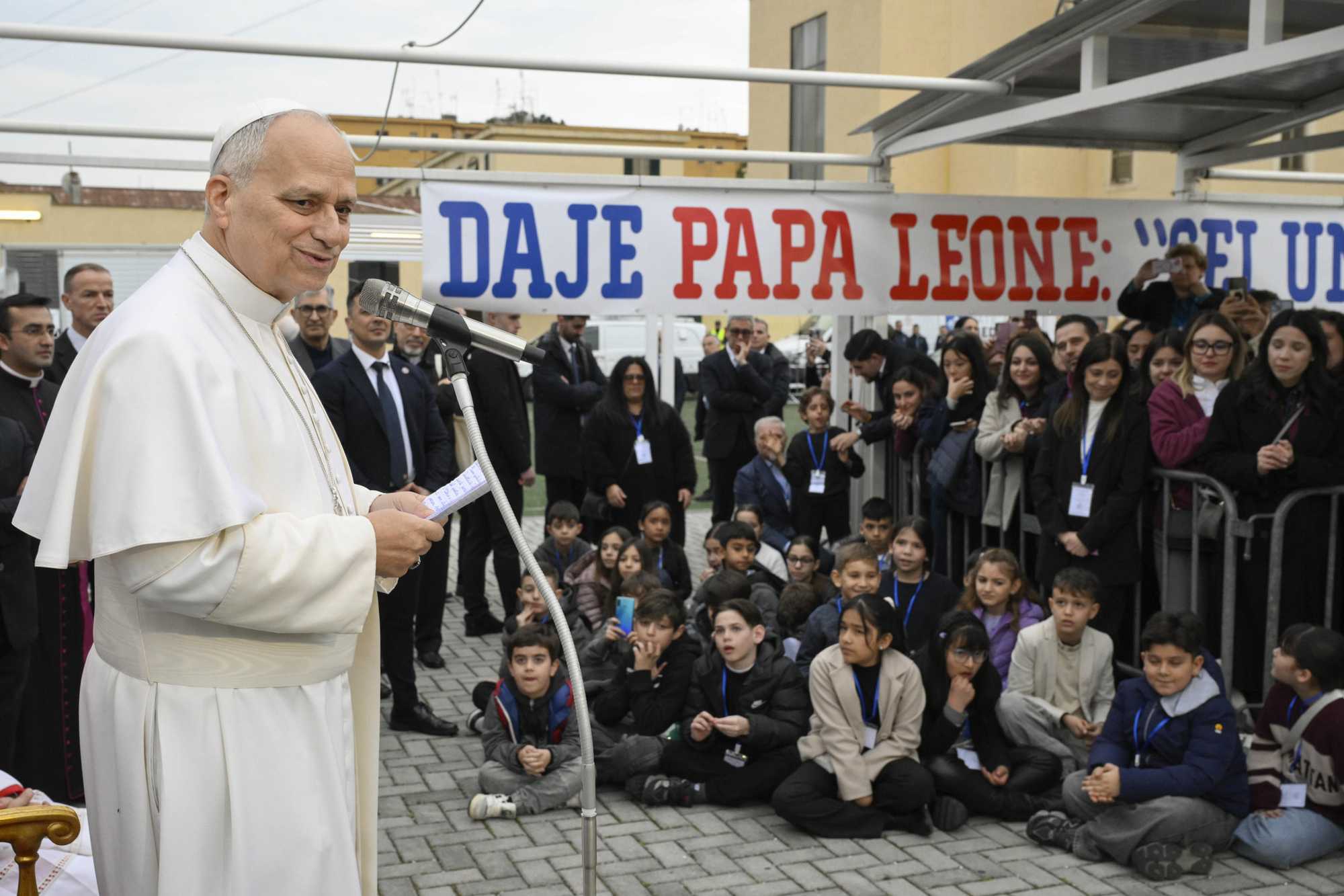 Iran, il Papa in visita al Quarticciolo: «Preoccupato, di nuovo la guerra»