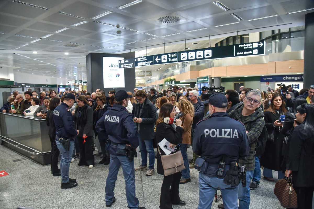 Rientrati in Italia i 200 studenti. Tajani: «Al lavoro per chi è bloccato»