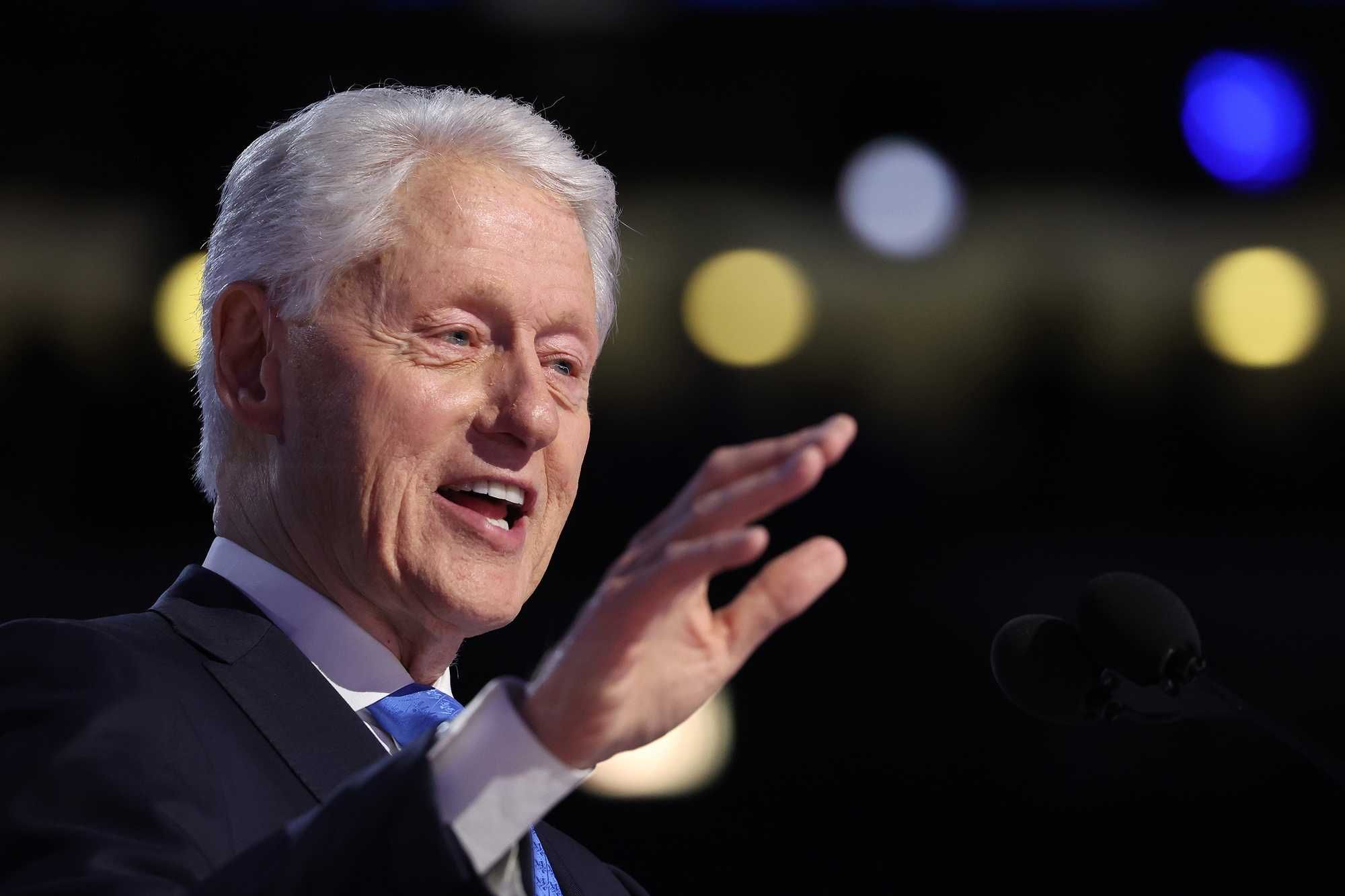 Bill Clinton giura e poi mente ancora: «Mai mentito sotto giuramento»
