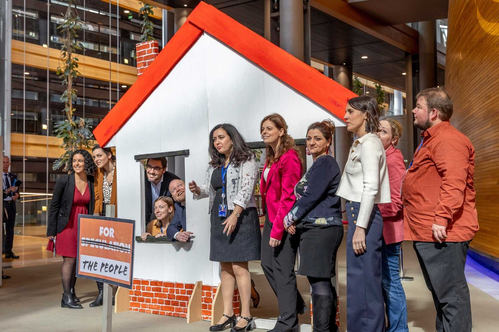 L’Europarlamento boccia la Salis. Occupare case non diventerà legale