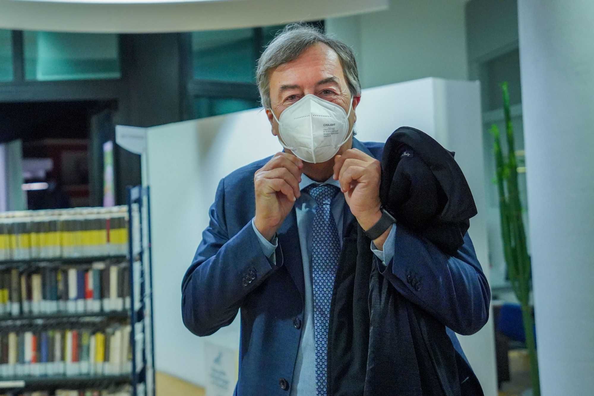 Quasi tutti bocciati agli esami di Burioni. E lui per «aiutare» sopprime gli appelli