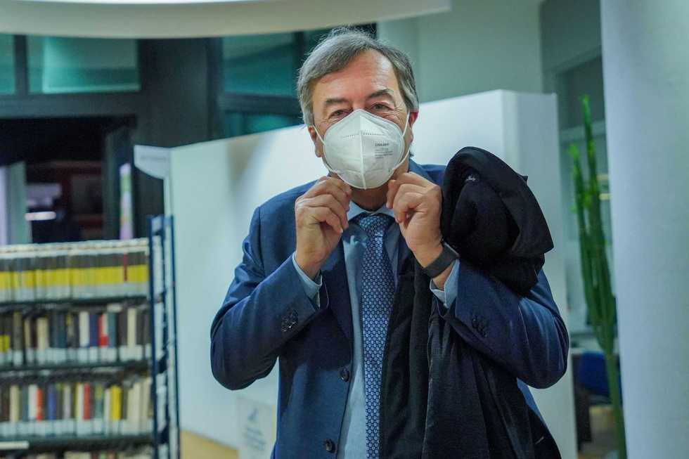 Quasi tutti bocciati agli esami di Burioni. E lui per «aiutare» sopprime gli appelli