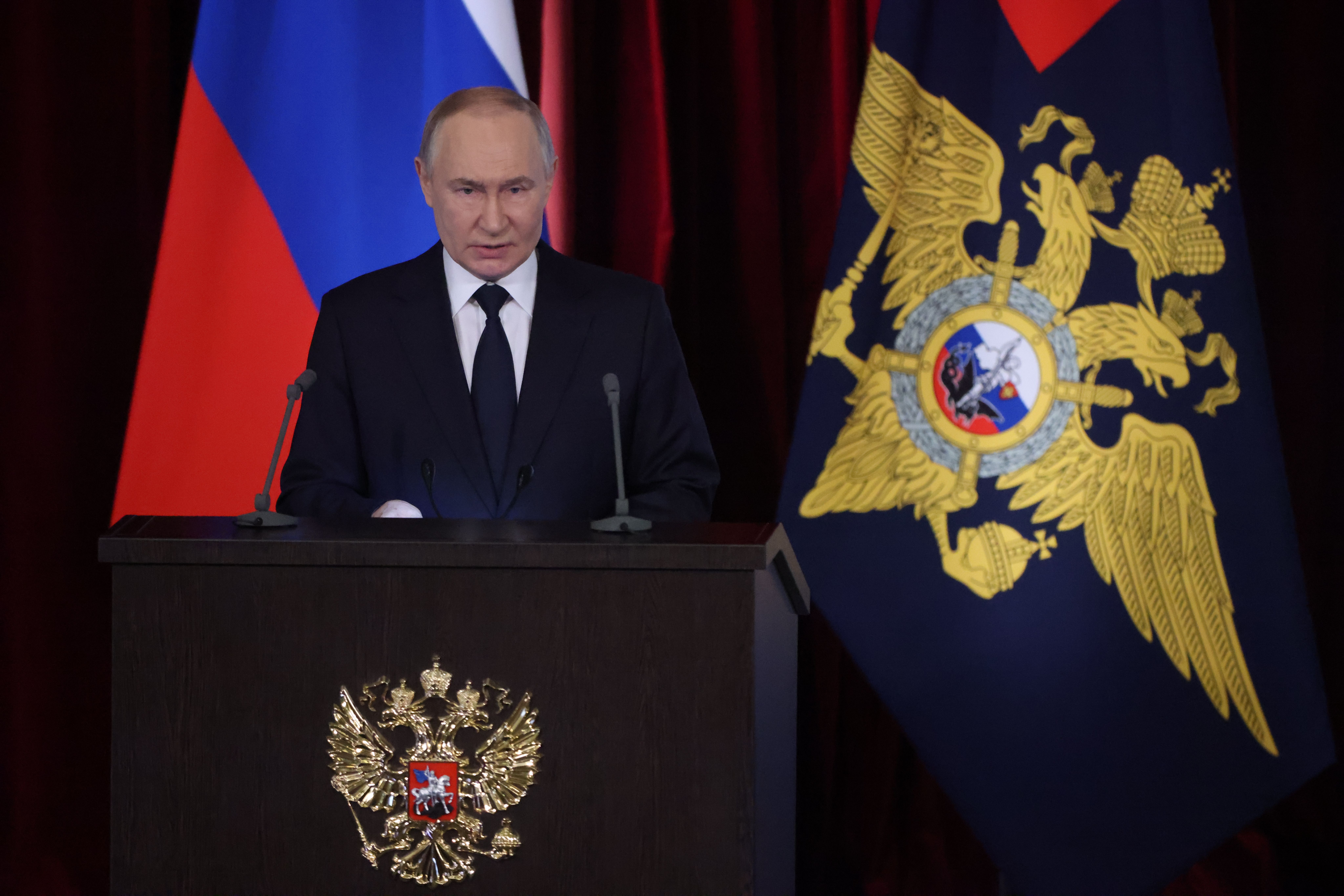 Per fare un dispetto a Putin ci facciamo la guerra da soli