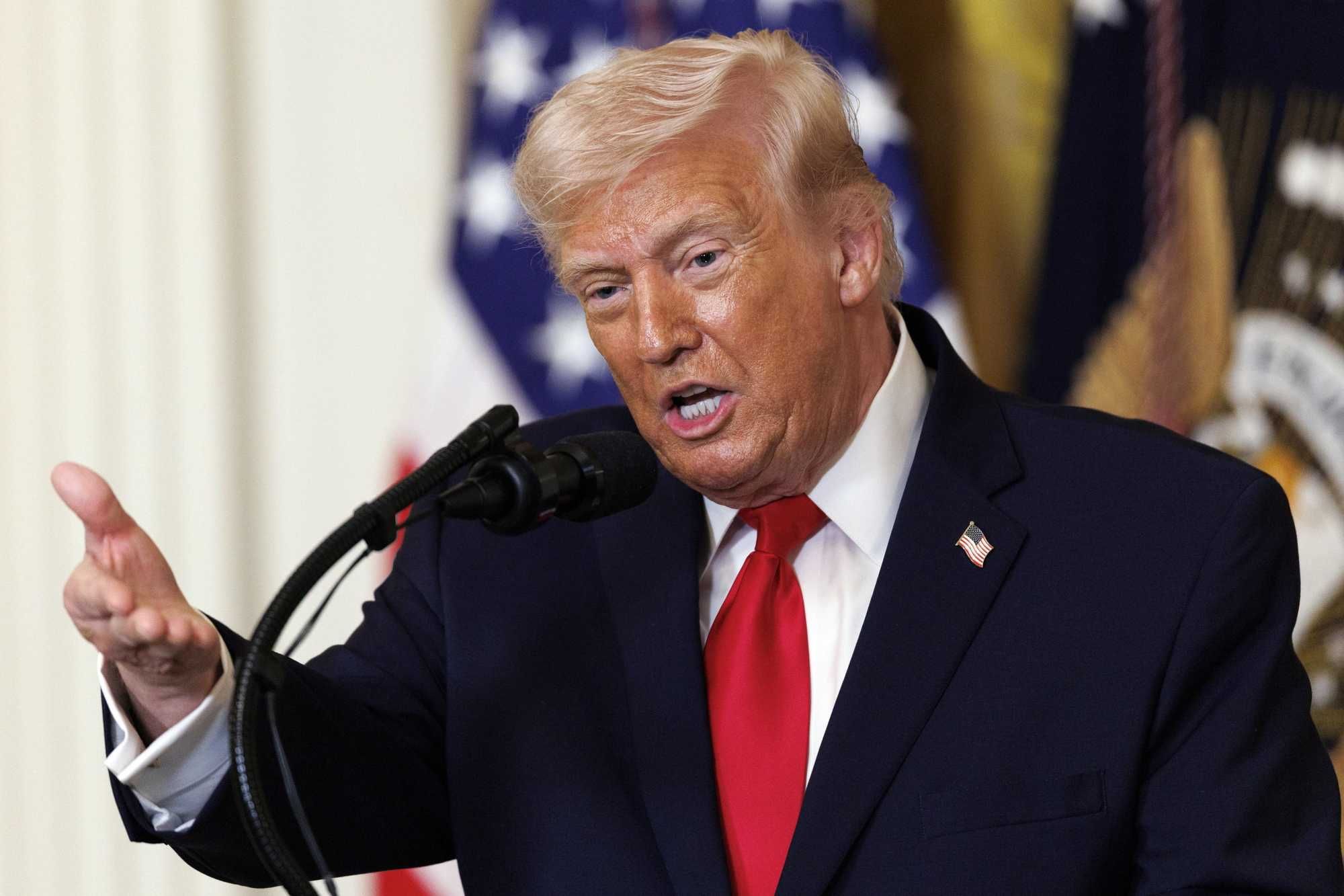 Trump: «Adesso le navi tirino fuori le palle per attraversare Hormuz»