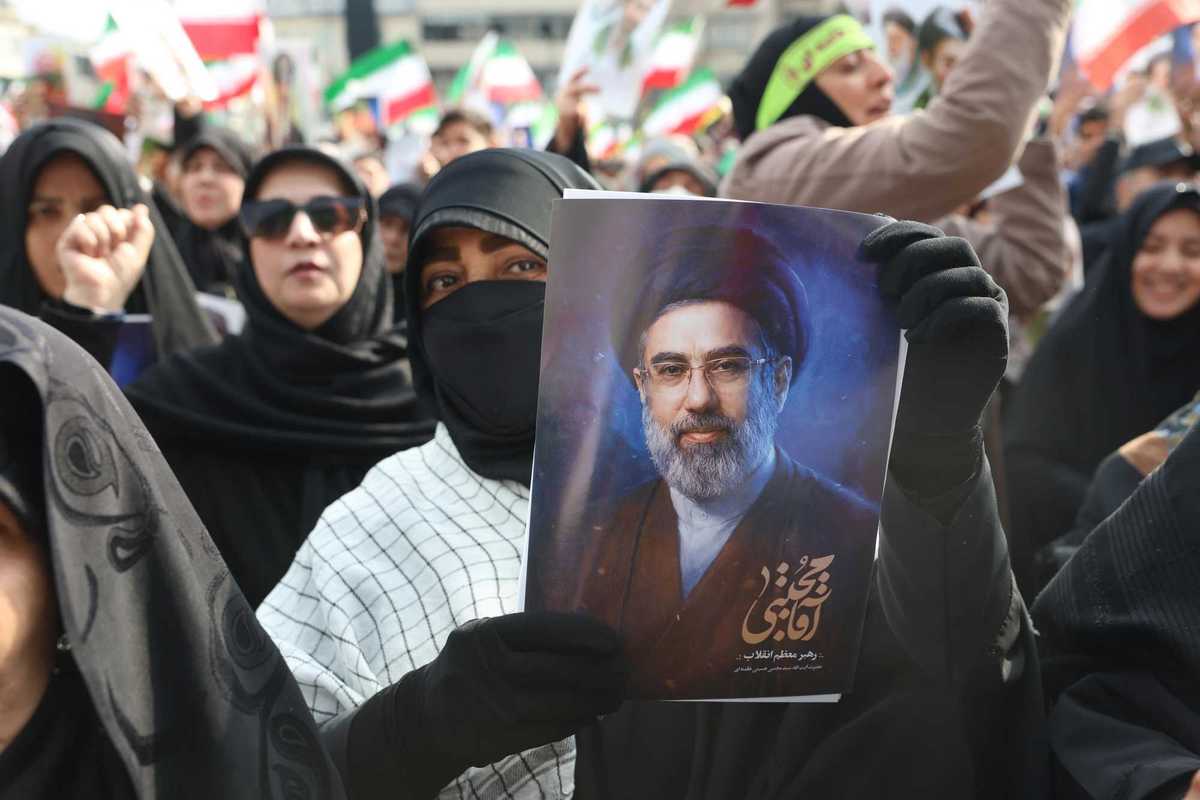 La Guida suprema c’è ma non si vede. Mentre sugli iraniani piovono bombe