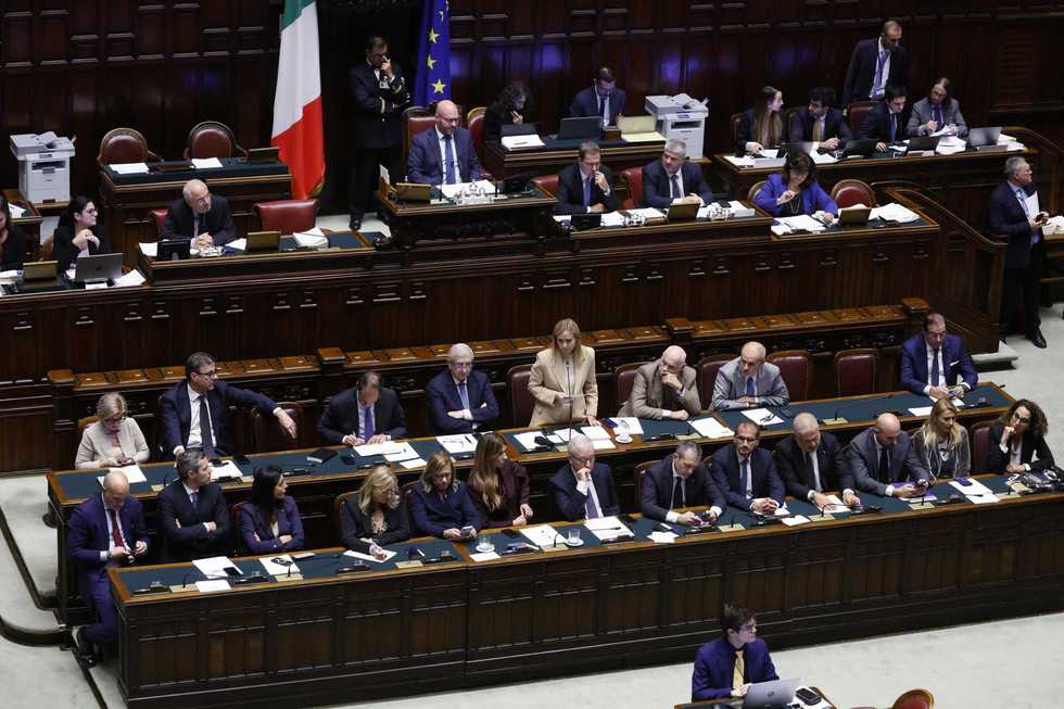 Il governo rinvia i tagli alle accise e si mette a caccia delle coperture