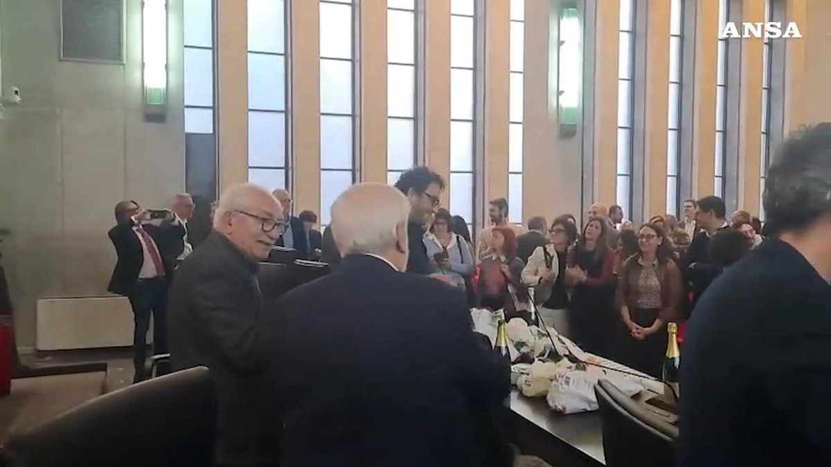 Anm, festa da partito tra «Chi non salta la Meloni è», bollicine e «Bella ciao»