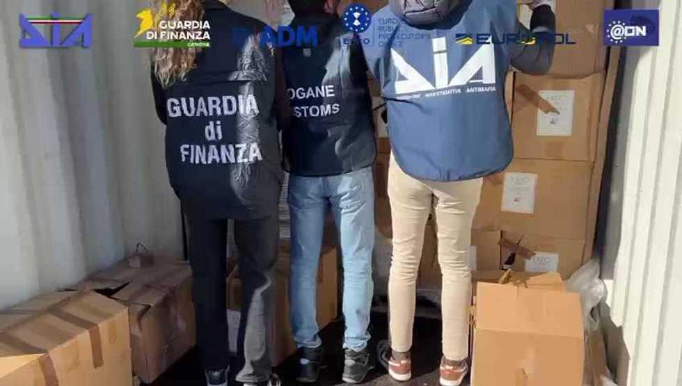 Operazione «Borotalco»: maxi sequestro di tabacco al porto di Genova