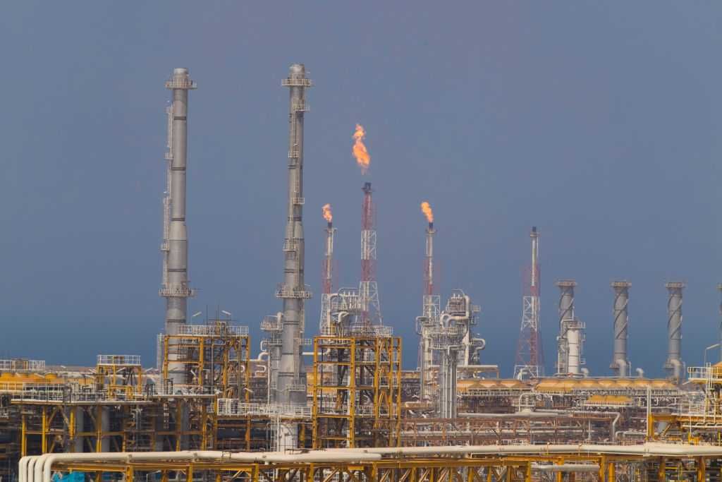 Razzi di Teheran sulle raffinerie nel Golfo