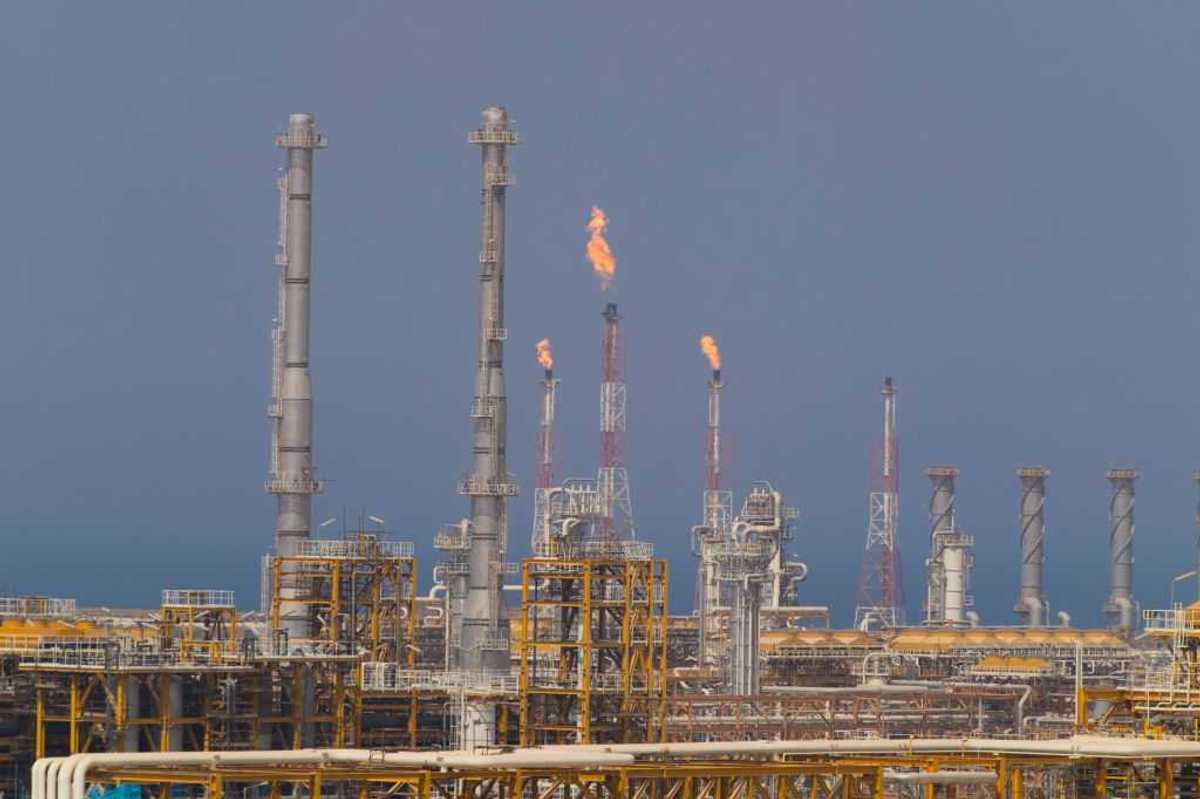 Razzi di Teheran sulle raffinerie nel Golfo