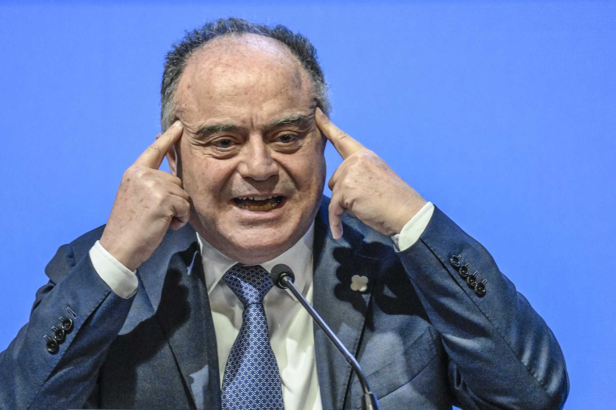 Gratteri si rifiuta di darmi la mano: «Mascalzone, poi facciamo i conti»