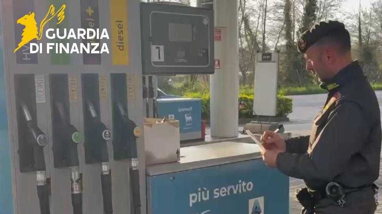 Lucca, i controlli della GdF sulla regolarità dei prezzi ai distributori