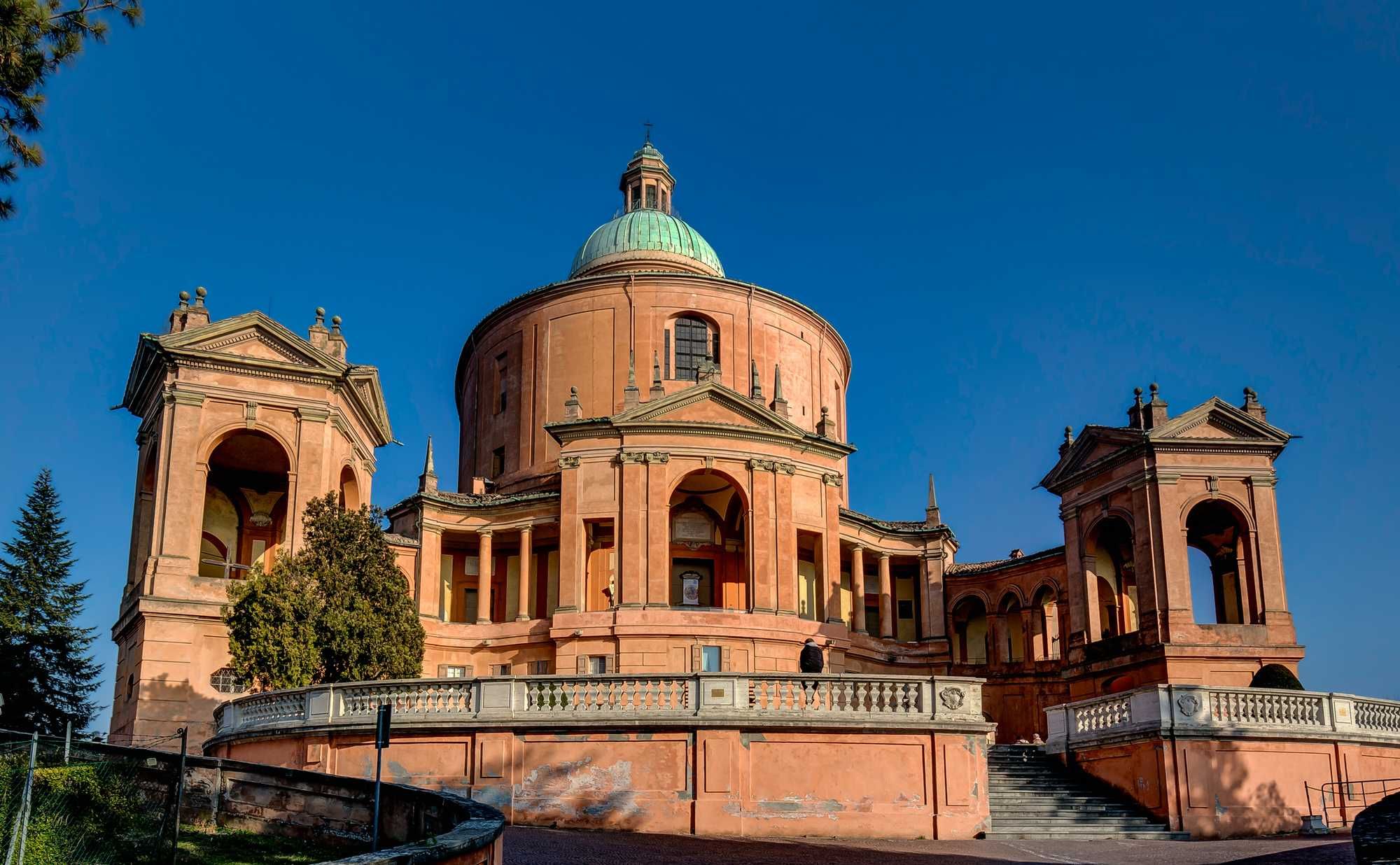 Classi aperte per il Ramadan, Madonna lasciata in strada. L’anticristianesimo fa scuola