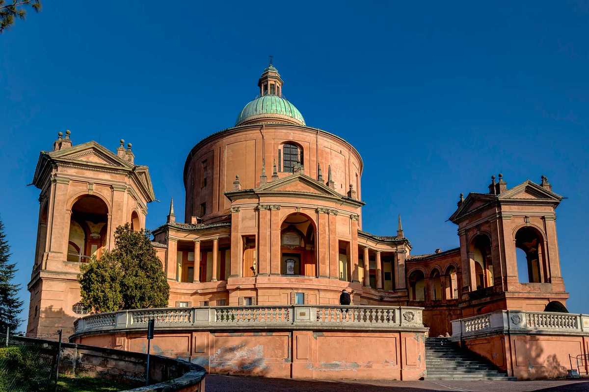 Classi aperte per il Ramadan, Madonna lasciata in strada. L’anticristianesimo fa scuola