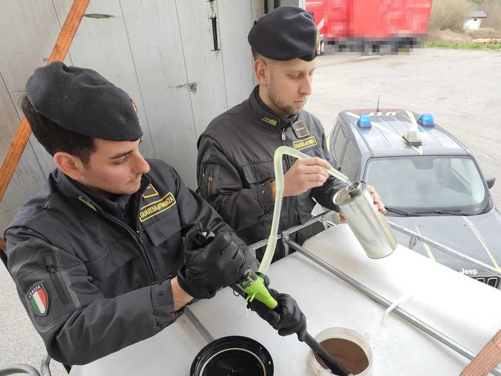 Udine, la GdF sequestra 420.000 litri di carburanti di contrabbando