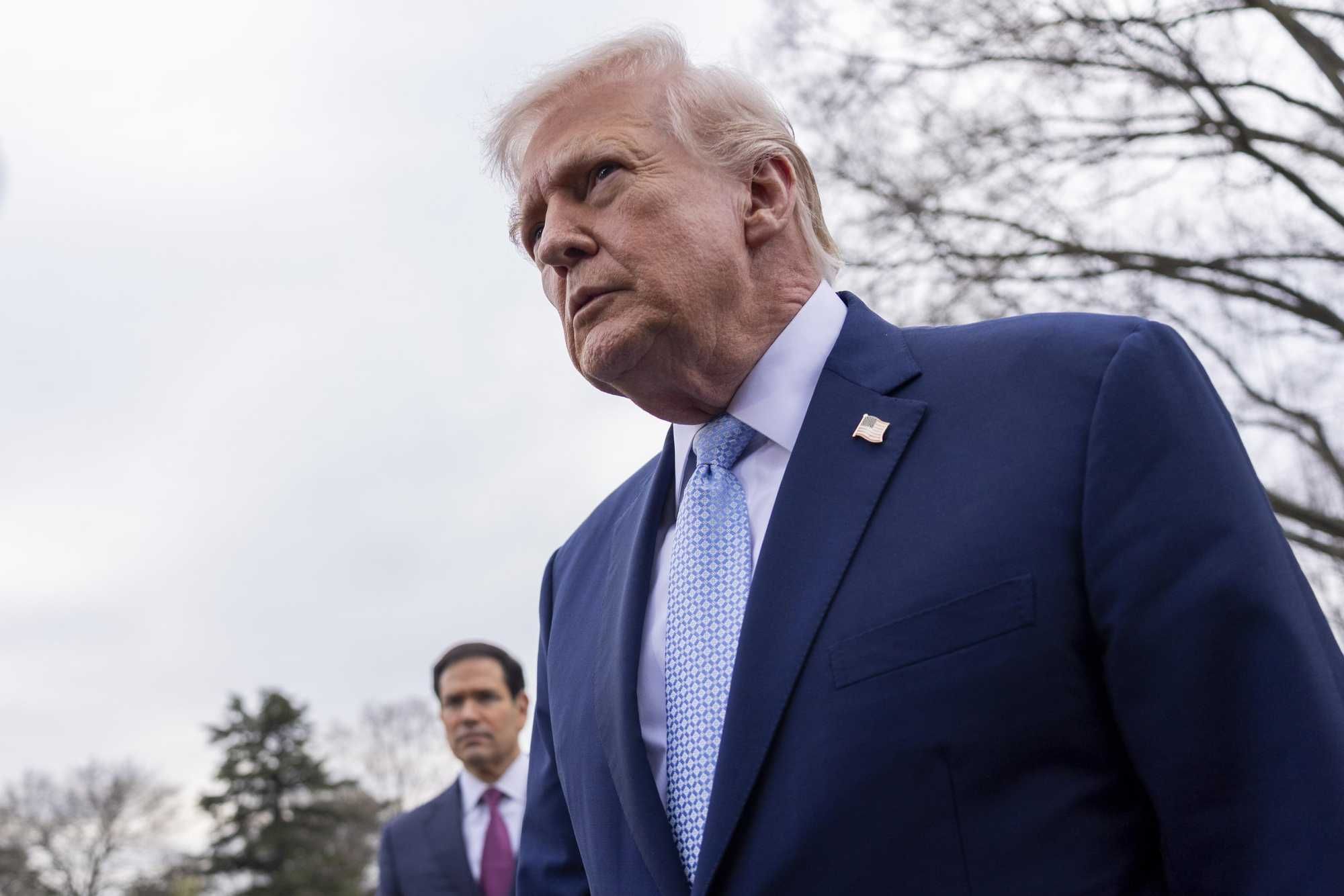 Trump furibondo: «Alleati codardi». Poi spedisce marines e navi nel Golfo