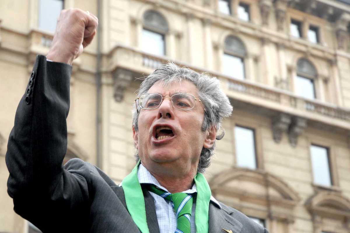 Bossi e la sua spiegazione della devolution: «Lo Stato non può più “fognattare”»