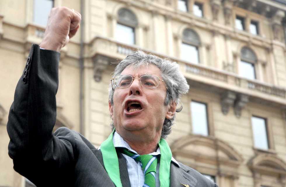 Bossi e la sua spiegazione della devolution: «Lo Stato non può più “fognattare”»