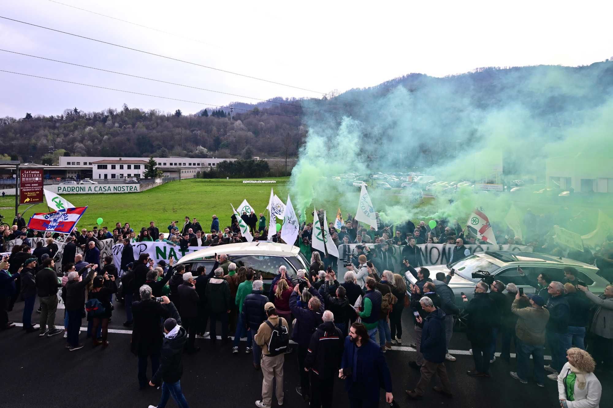 L’ultimo saluto a Bossi: Pontida si stringe al Senatùr
