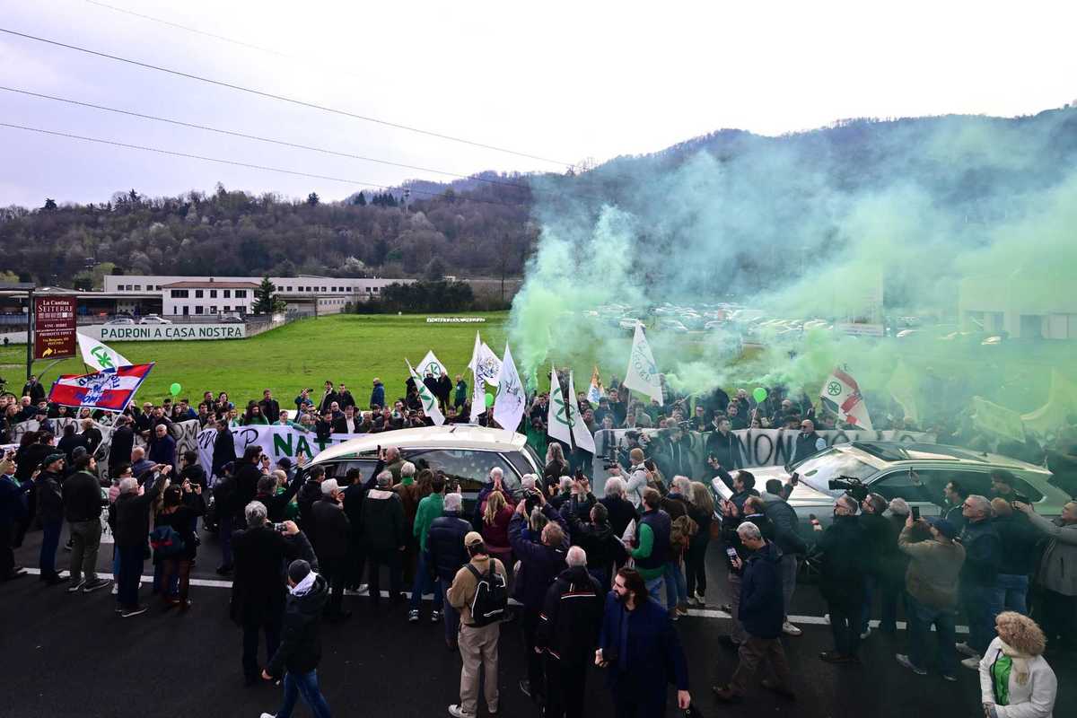 L’ultimo saluto a Bossi: Pontida si stringe al Senatùr