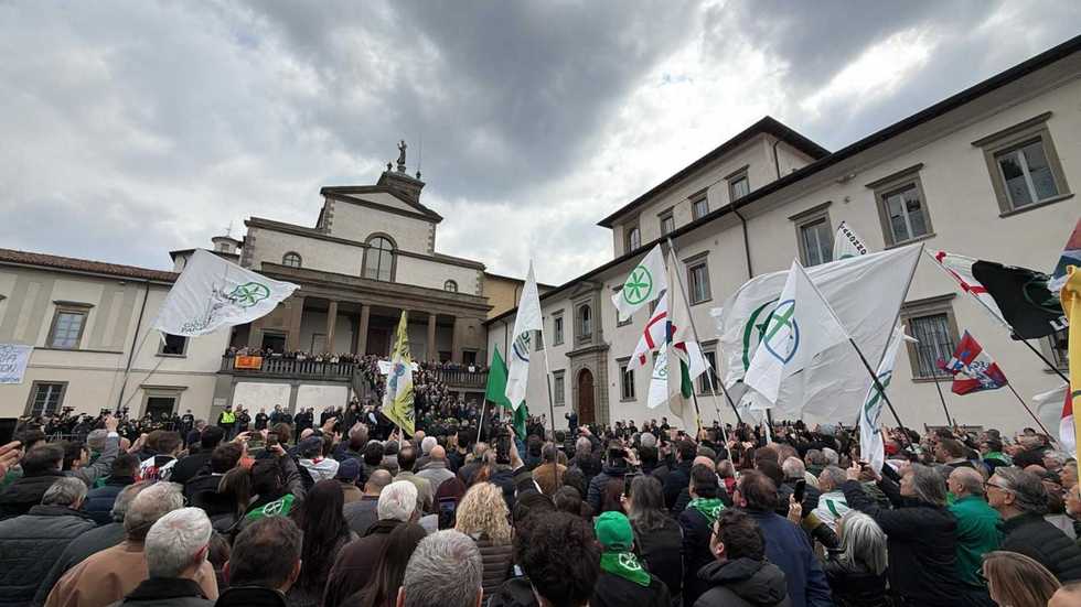Funerale di popolo e piazza calda. Un addio degno del miglior Bossi