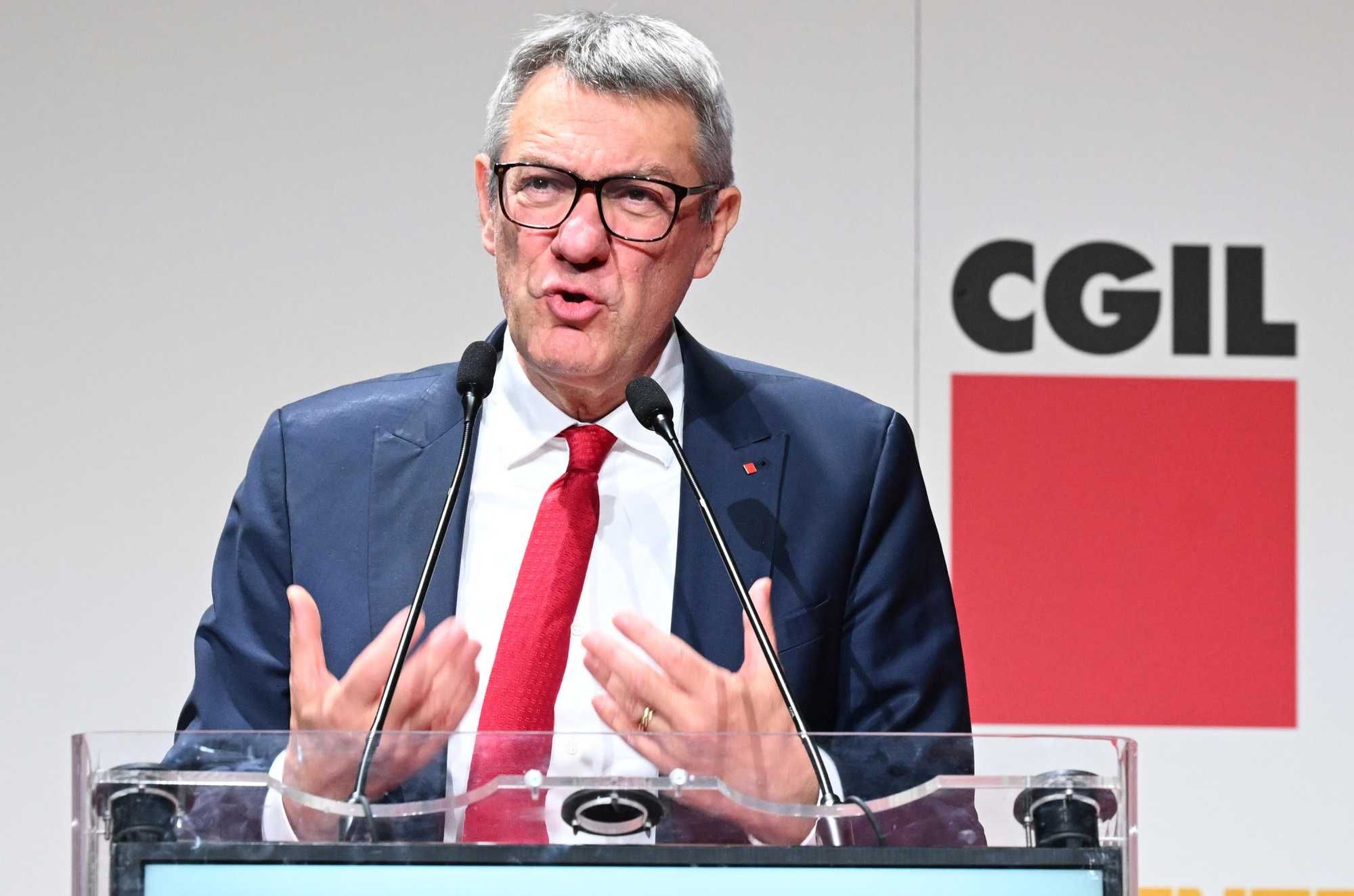 La Cgil firma il contratto della scuola e dà uno schiaffo al politico Landini