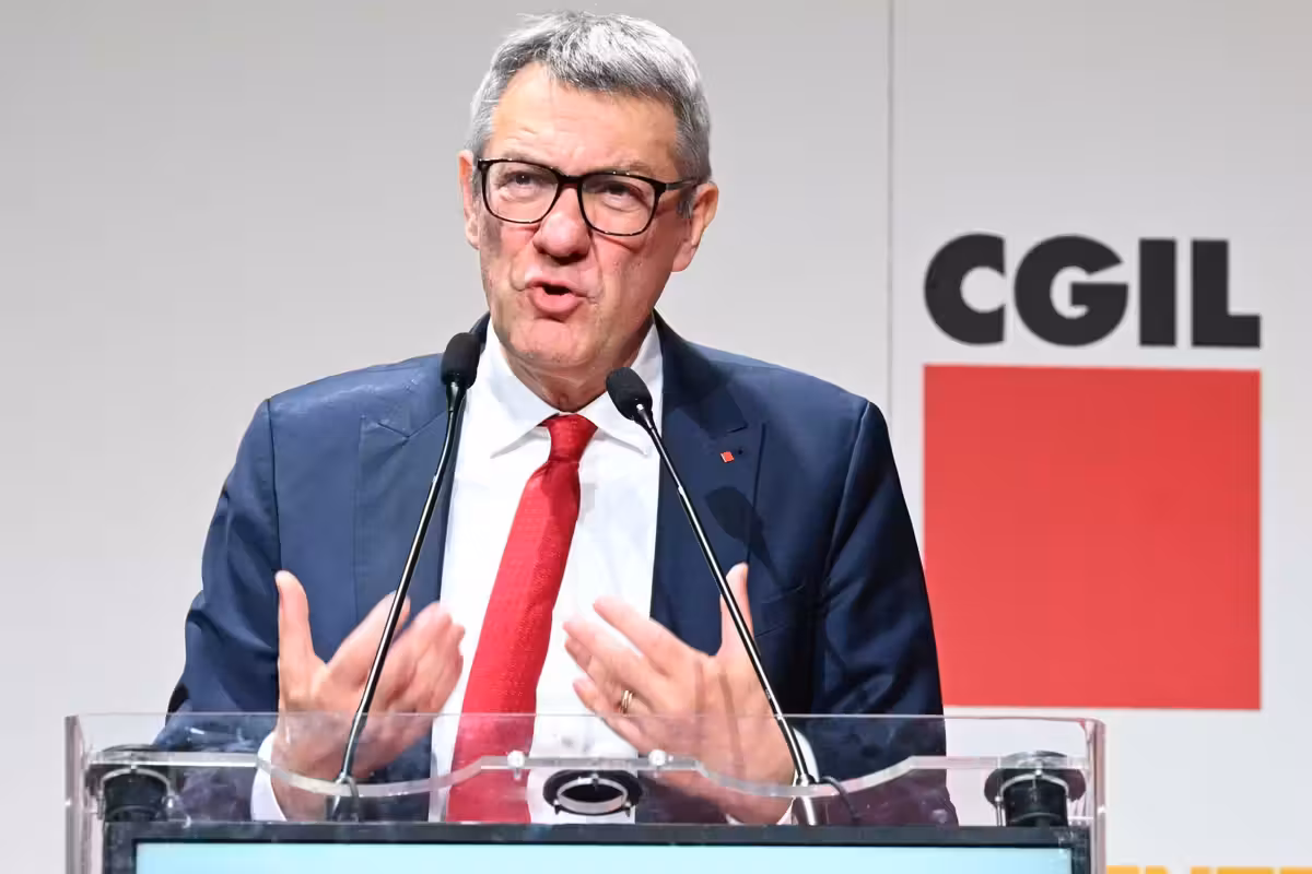 La Cgil firma il contratto della scuola e dà uno schiaffo al politico Landini