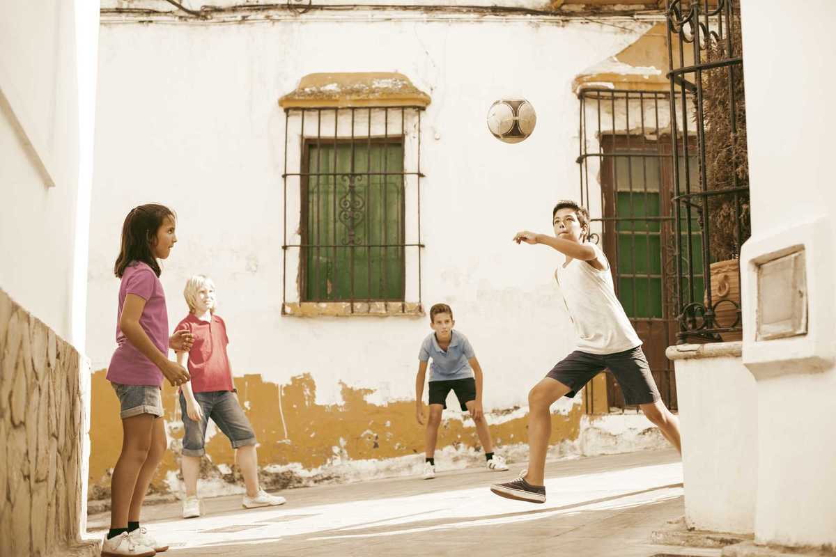 Il calcio deve fiorire lungo le strade. Salviamo i bambini dall’Anazionale