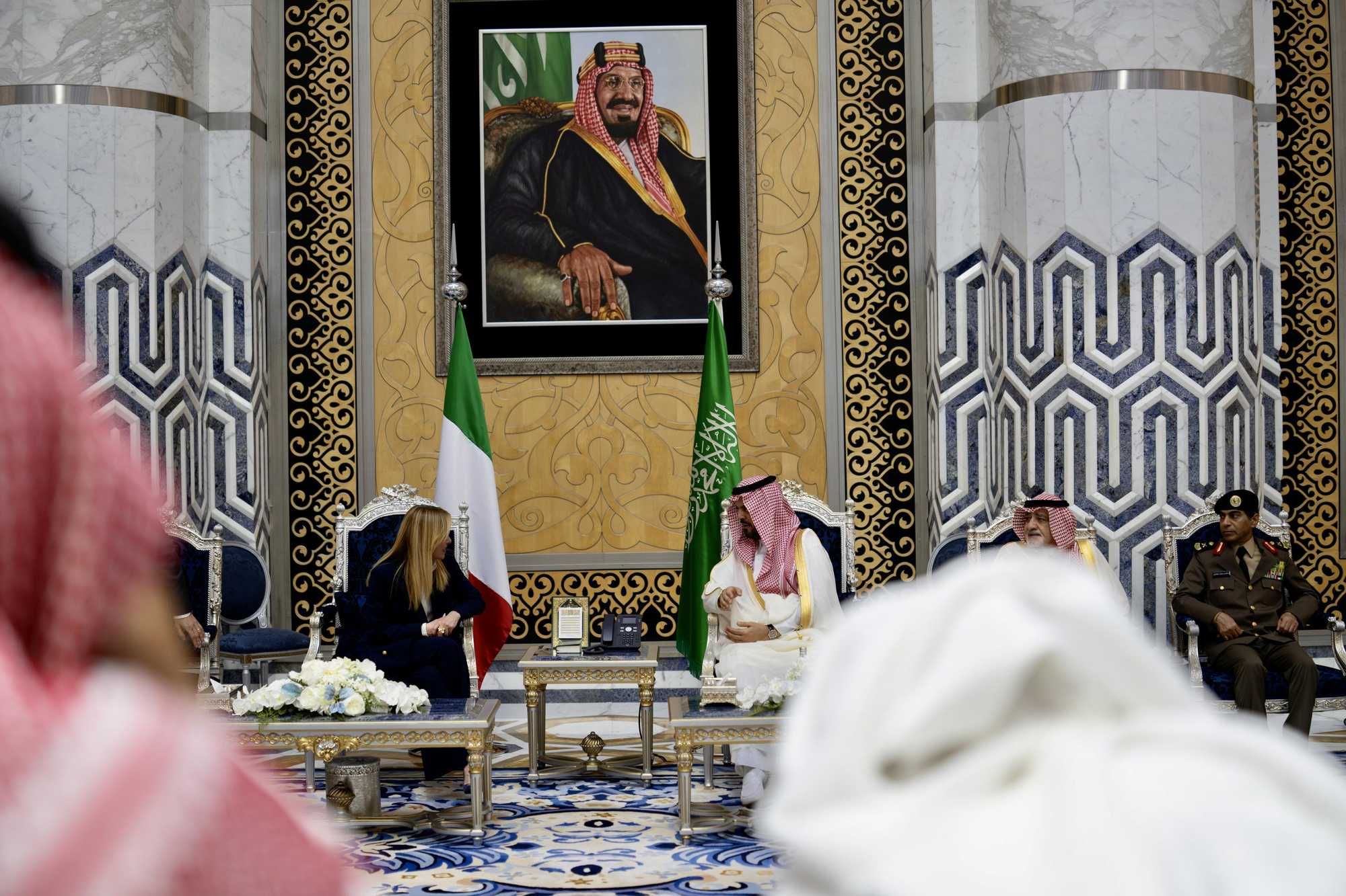 Meloni non aspetta Usa e Ue. Stringe accordi nel Golfo per la sicurezza energetica