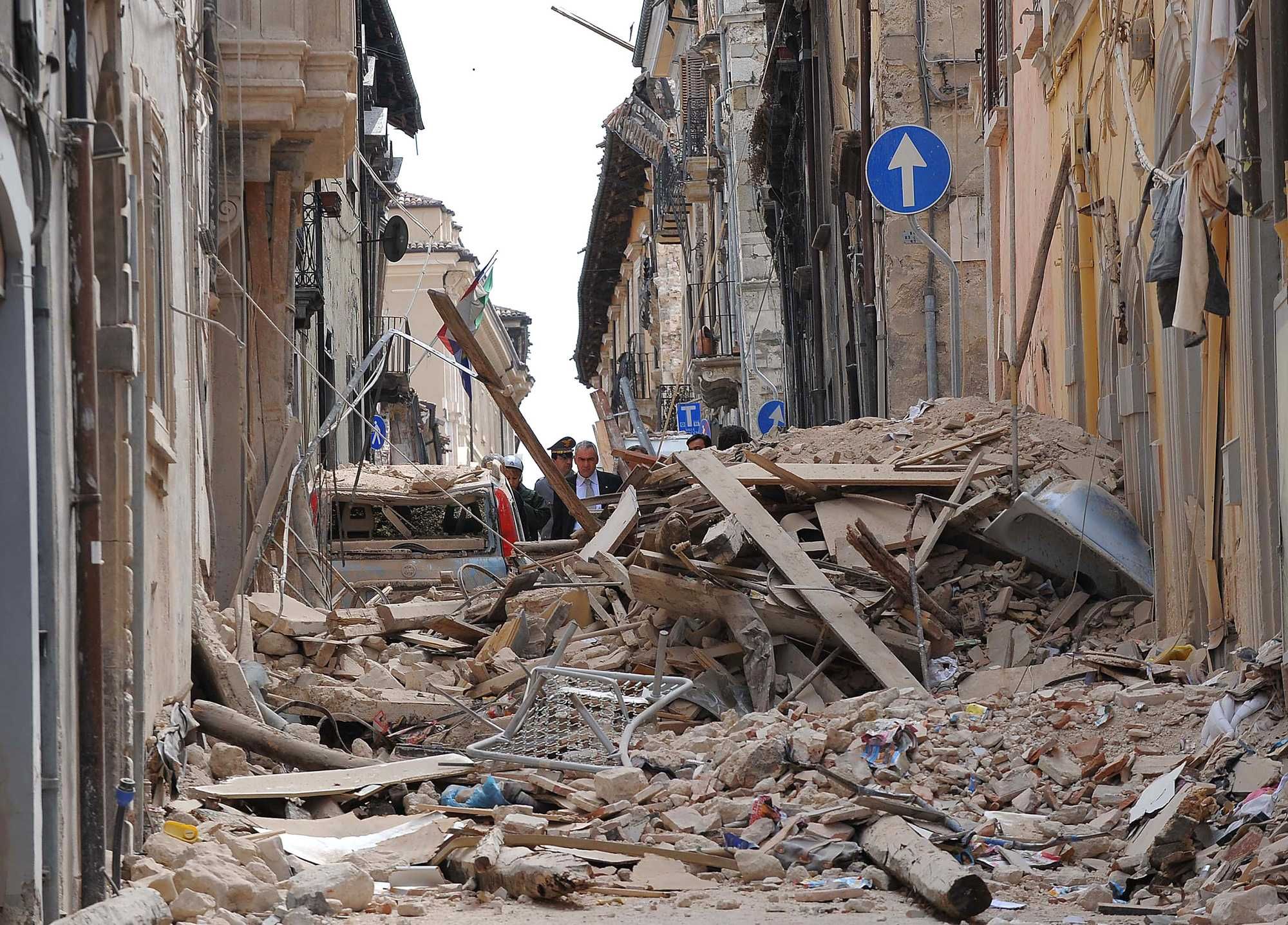 L’Aquila ricorda il terremoto del 2009. Piantedosi: «Ferita ancora aperta»