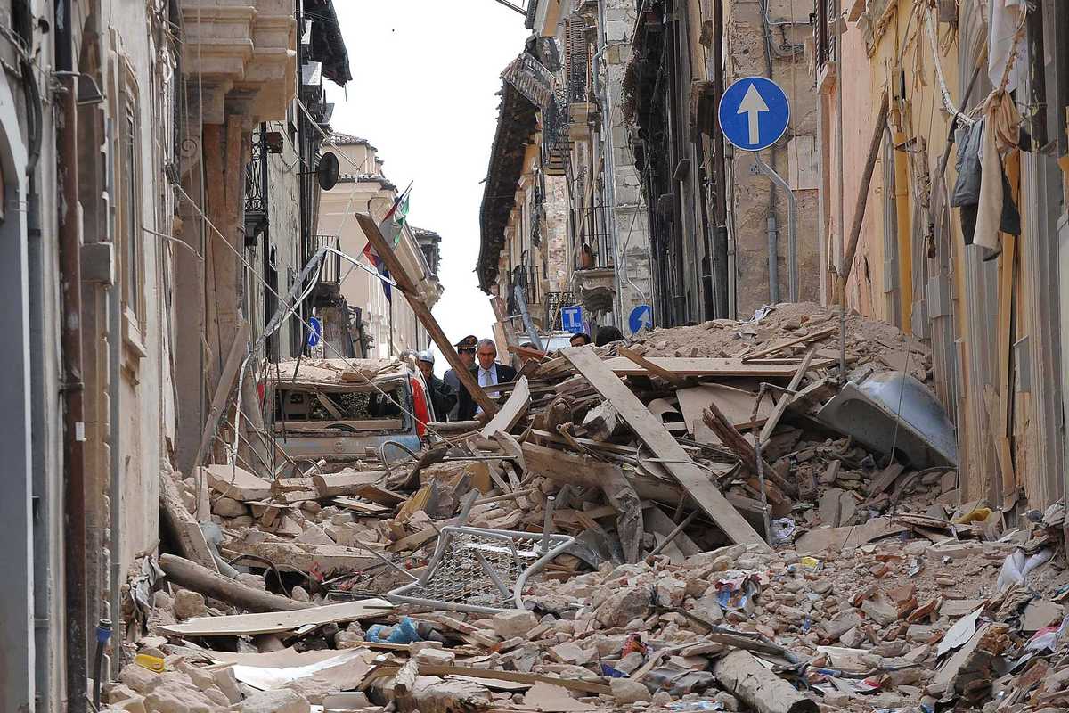 L’Aquila ricorda il terremoto del 2009. Piantedosi: «Ferita ancora aperta»