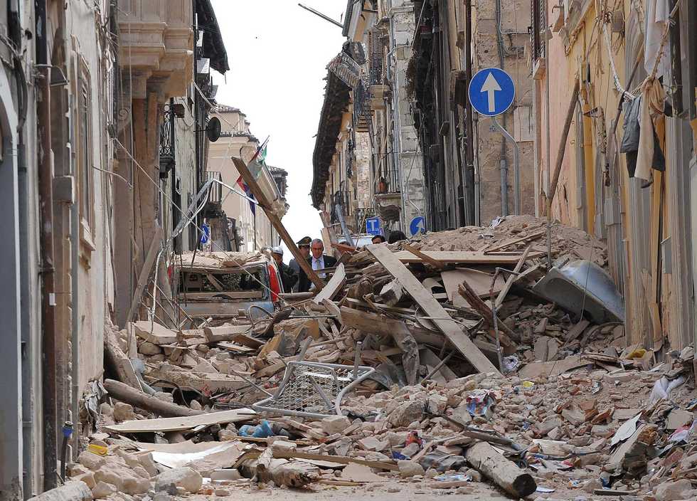L’Aquila ricorda il terremoto del 2009. Piantedosi: «Ferita ancora aperta»