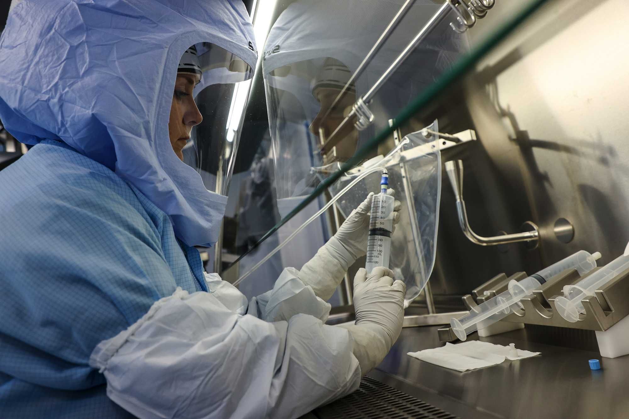 Pfizer ferma i test sui sieri anti Covid: «Non interessano più a nessuno»