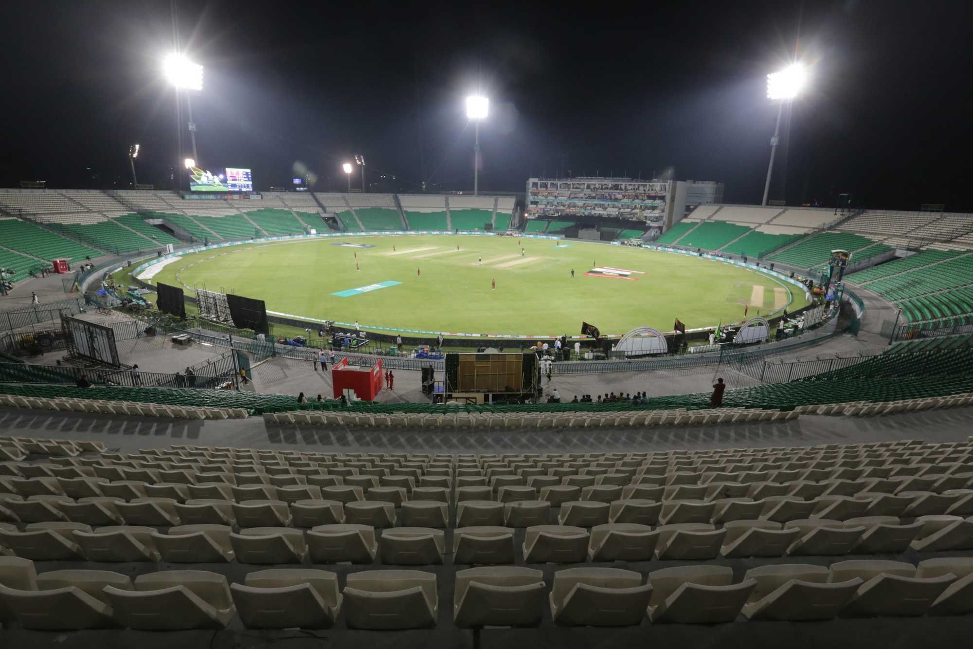 Benzina razionata, locali chiusi alle 21. In Asia e Africa è già quasi lockdown