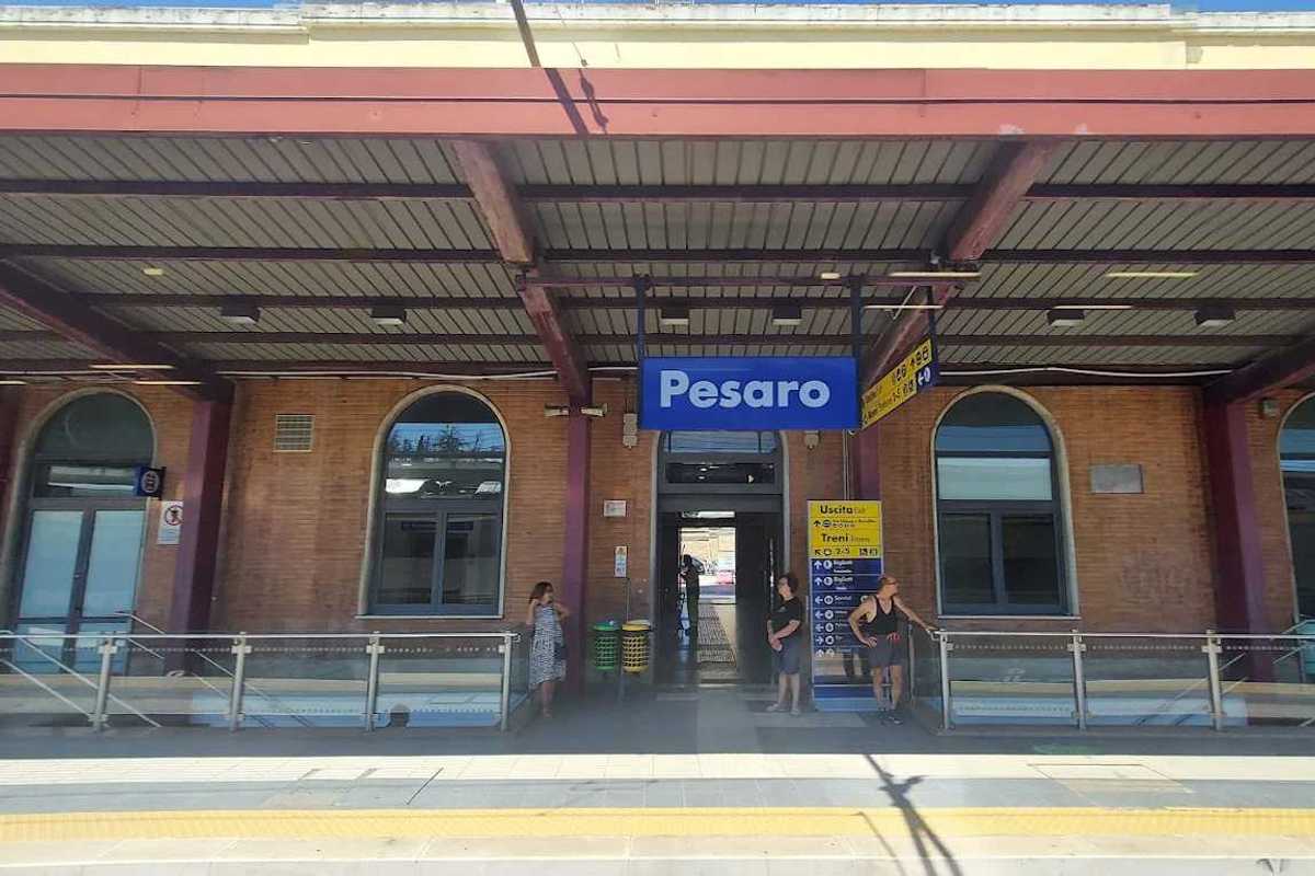 Gambiano drogato assale gli agenti. Ma il giorno dopo è già in libertà