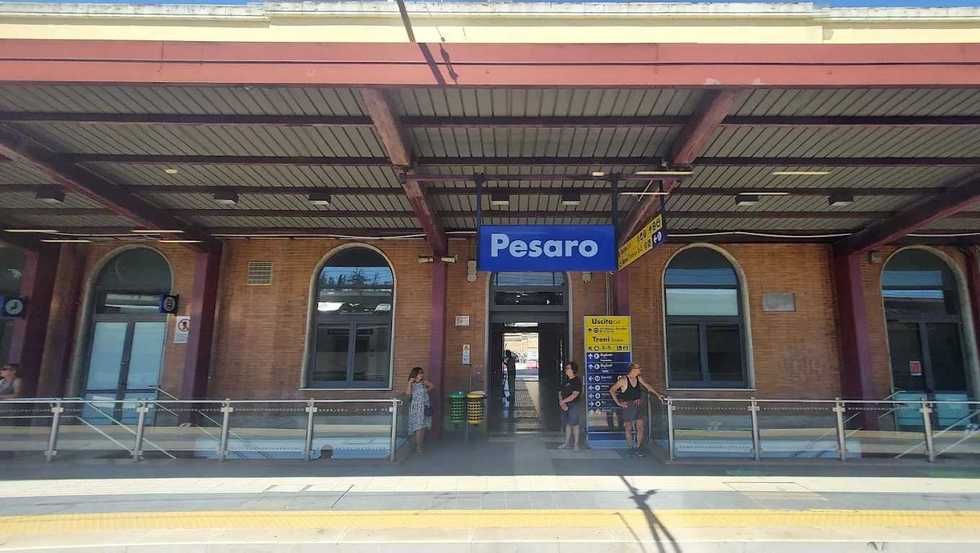 Gambiano drogato assale gli agenti. Ma il giorno dopo è già in libertà