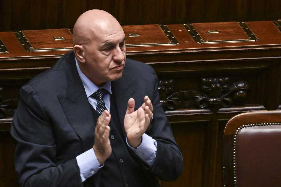 Basi Usa, Crosetto sale in cattedra: «No alle bombe, sì ai trattati»