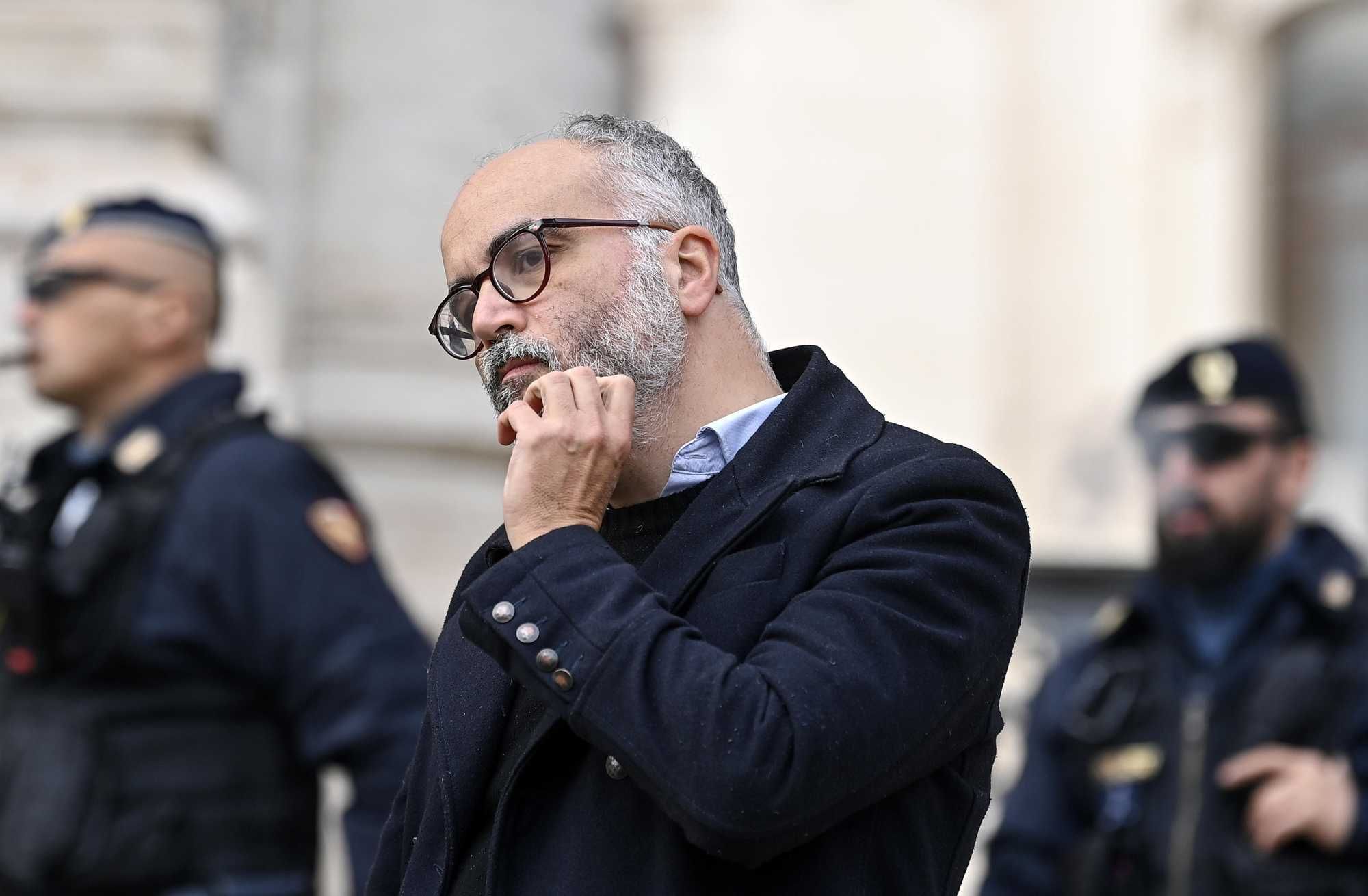 «Proprietari di case da avvelenare». Raimo straparla, rischia la cattedra