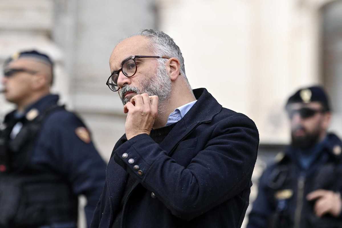 «Proprietari di case da avvelenare». Raimo straparla, rischia la cattedra