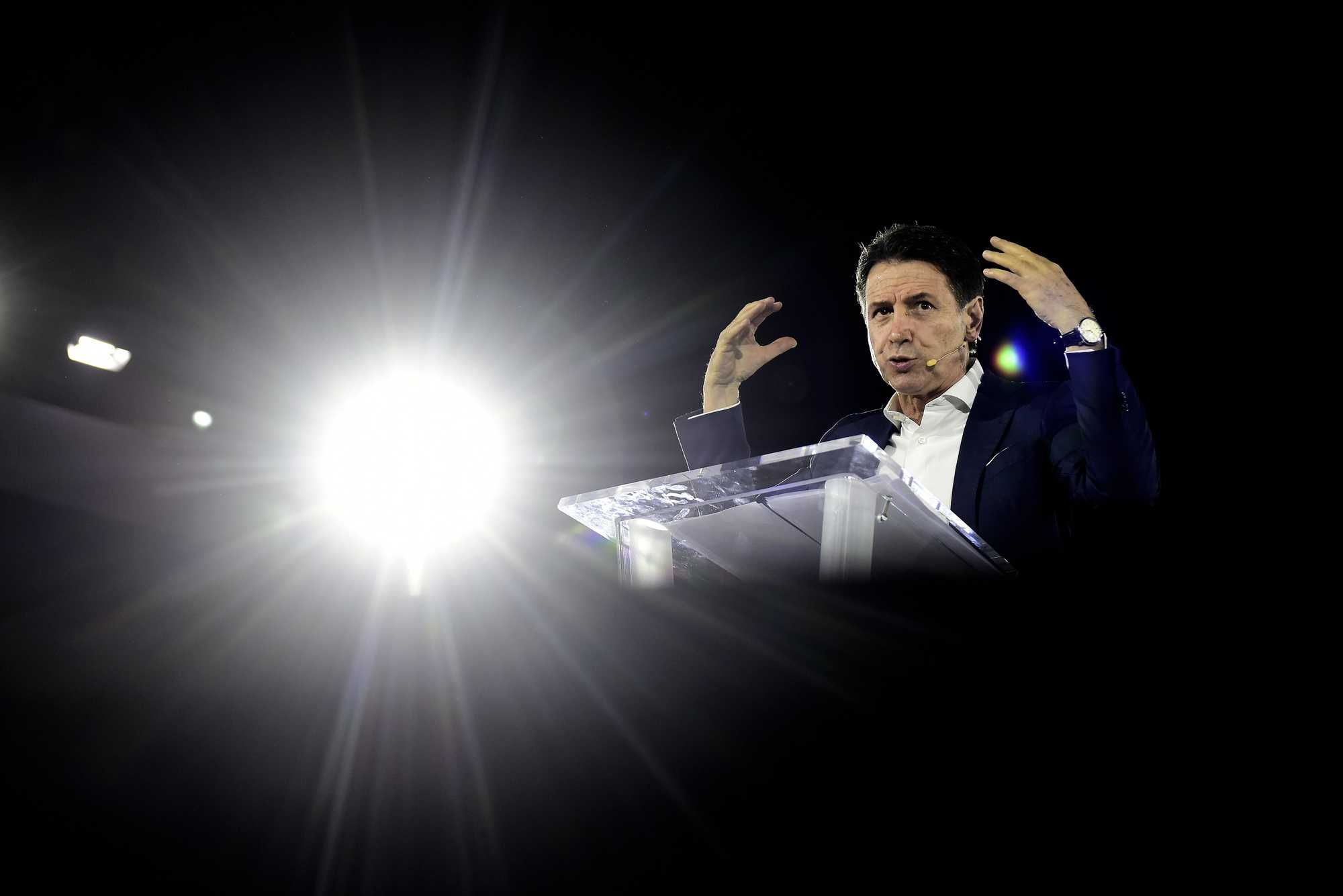 La  «rete» che prova a mettere Conte al posto della Meloni