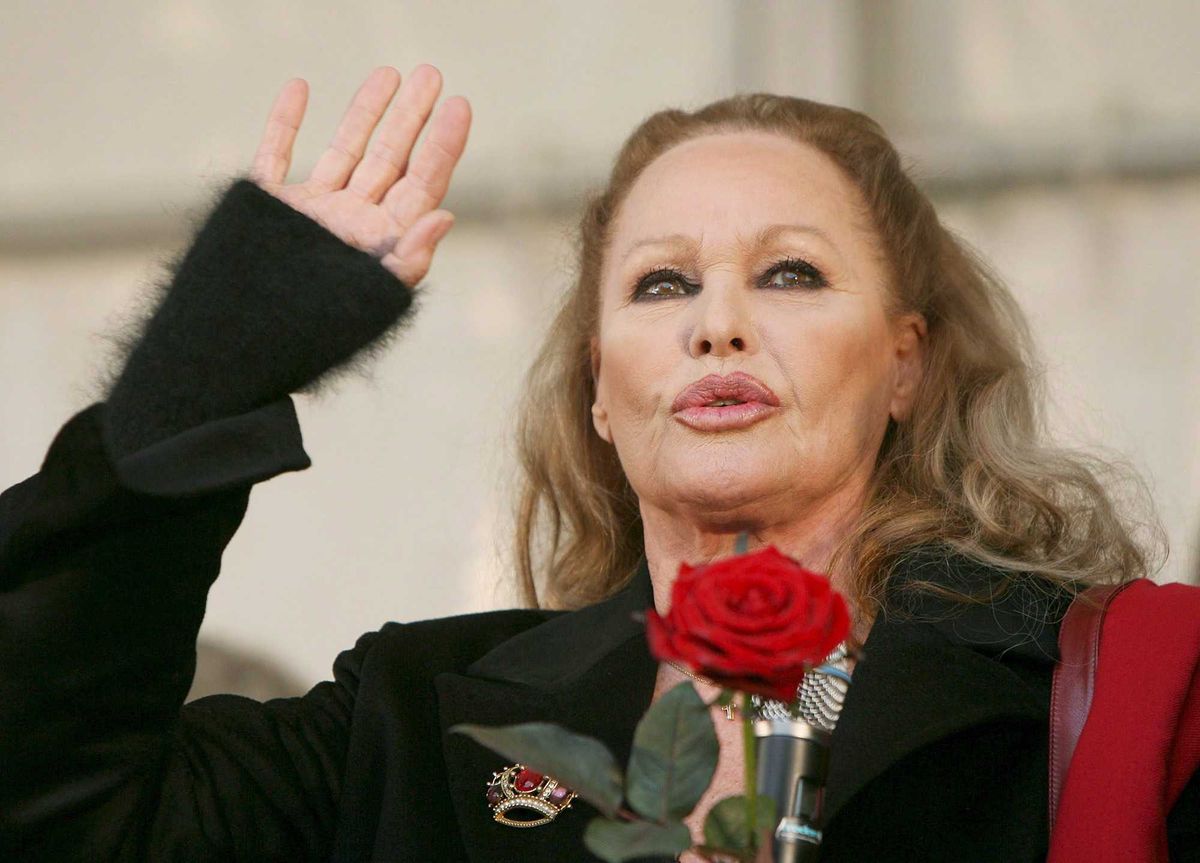 La GdF recupera i beni sottratti a Ursula Andress