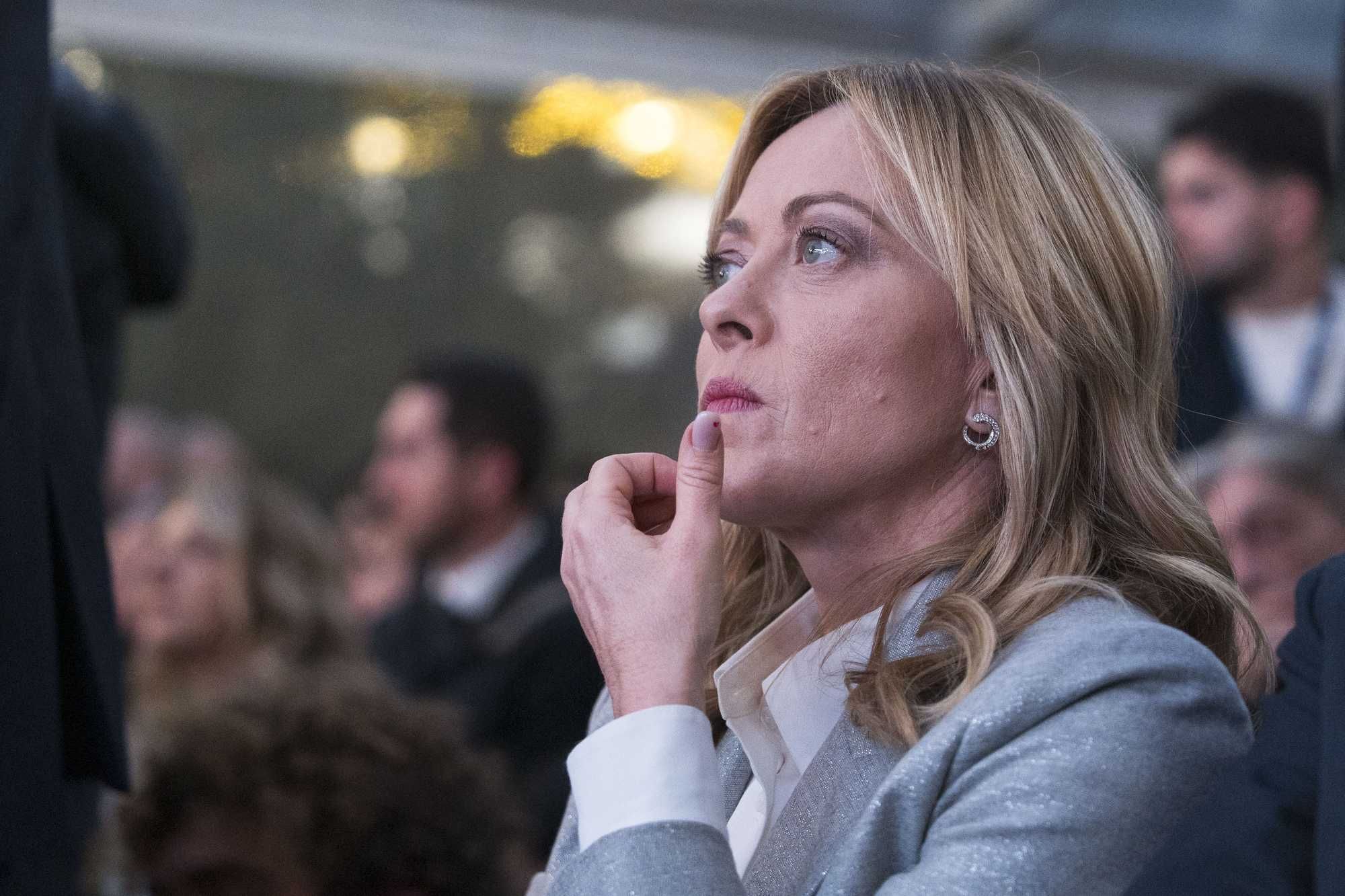 Se la Meloni vuol recuperare consensi rimuova l’assurdo veto sulla Russia