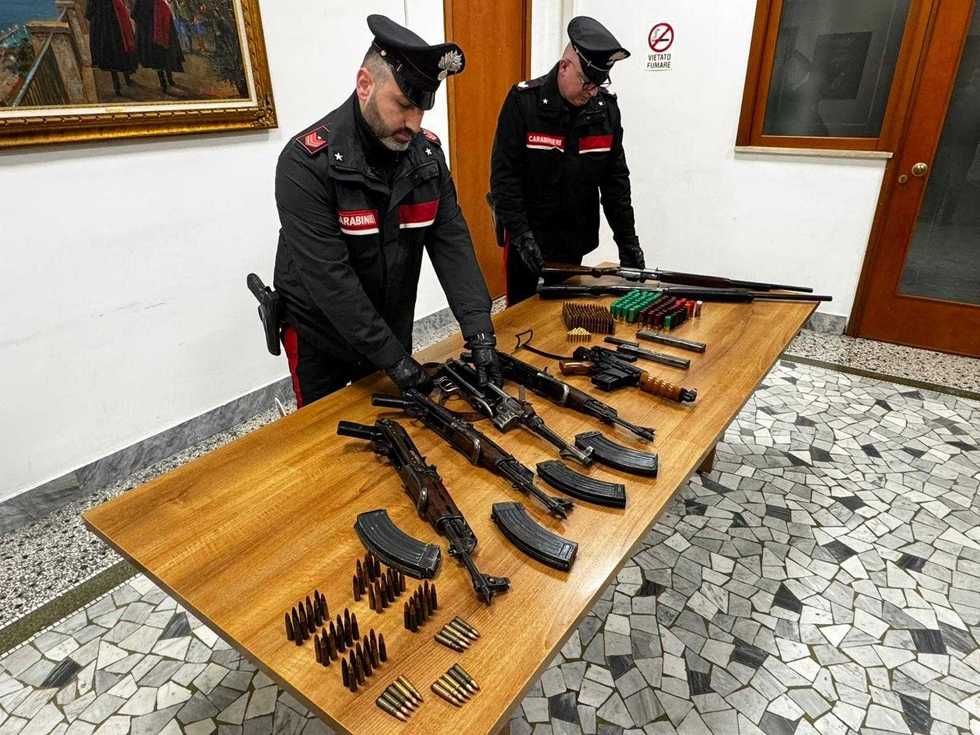 I Carabinieri sequestrano un arsenale nascosto in un'auto